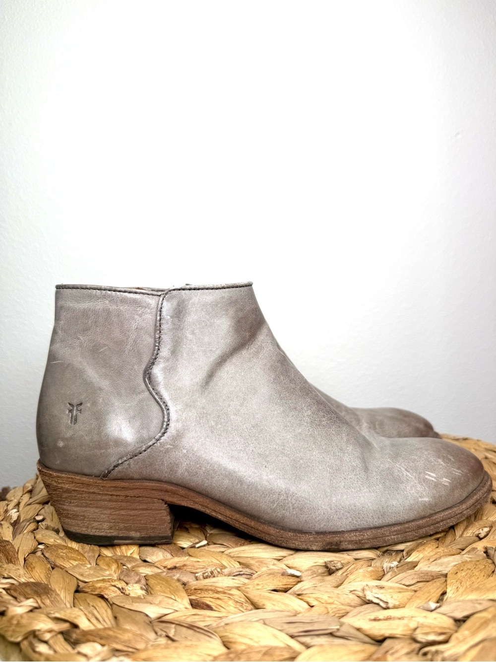 Frye Boots Women's Carson Piping Taupe Grey Leather Ankle Bootie Zip Western